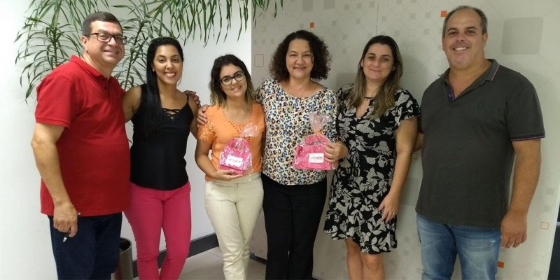 Seeb presenteia as Bancárias, com um lindo presente