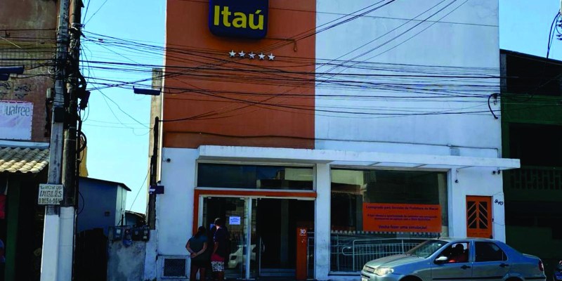 Itaú da Barra de Macaé fechada por falta de Agua