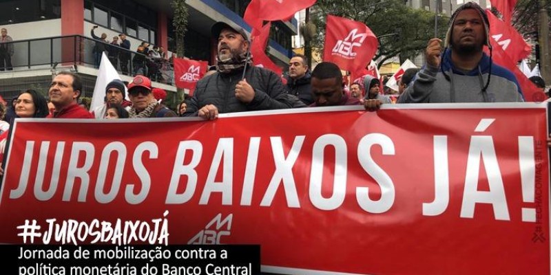 Trabalhadores pedem o fim dos juros altos no Brasil