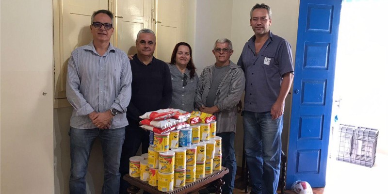 Sindicato faz entrega doações de leite em pó a Creche Lar de Maria