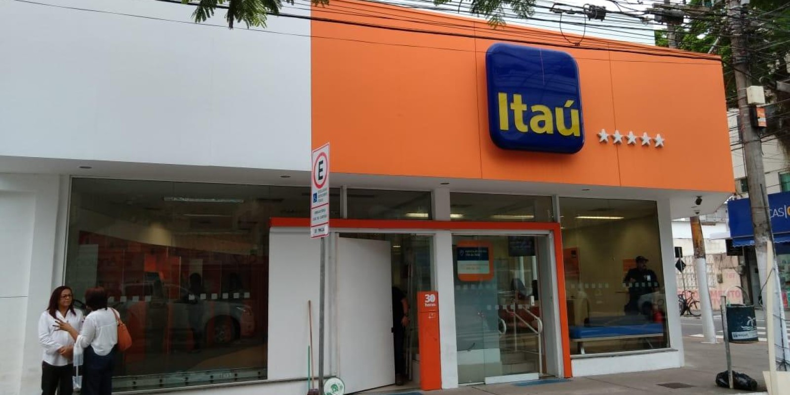 AG. do Itaú do centro, sofre ato de vandalismo