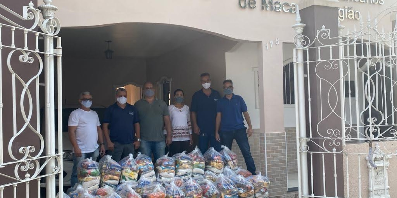 Bancários de Macaé-RJ entregam cestas básicas