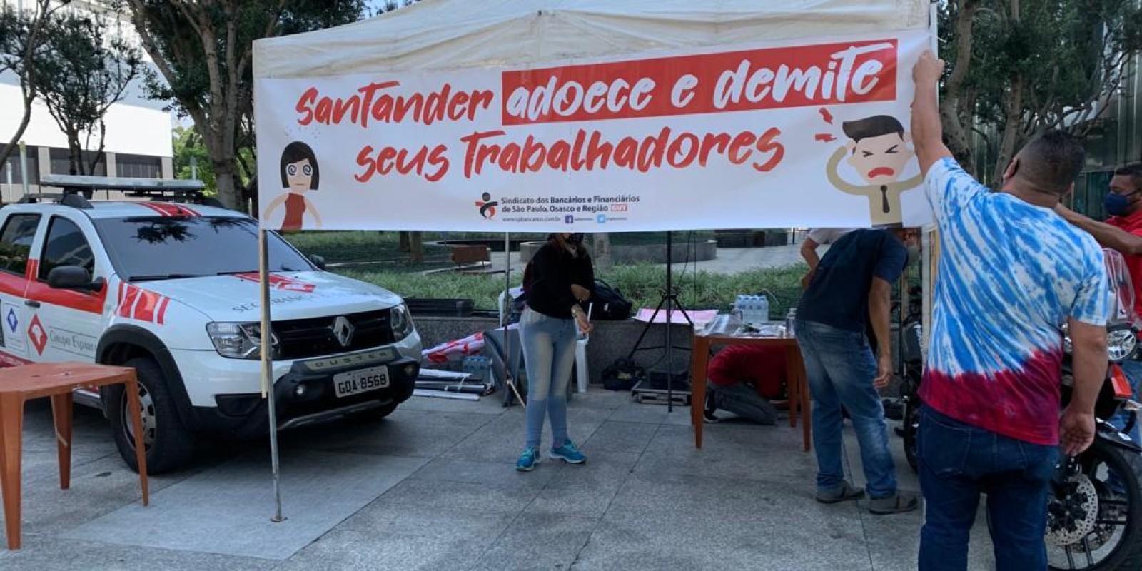 Bancários protestam contra demissões no Santander