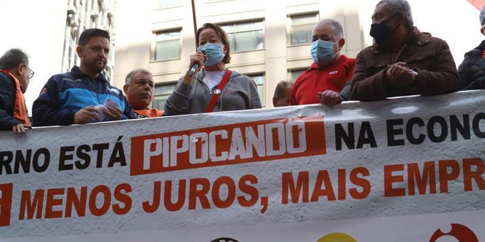 Trabalhadores protestam contra juros altos
