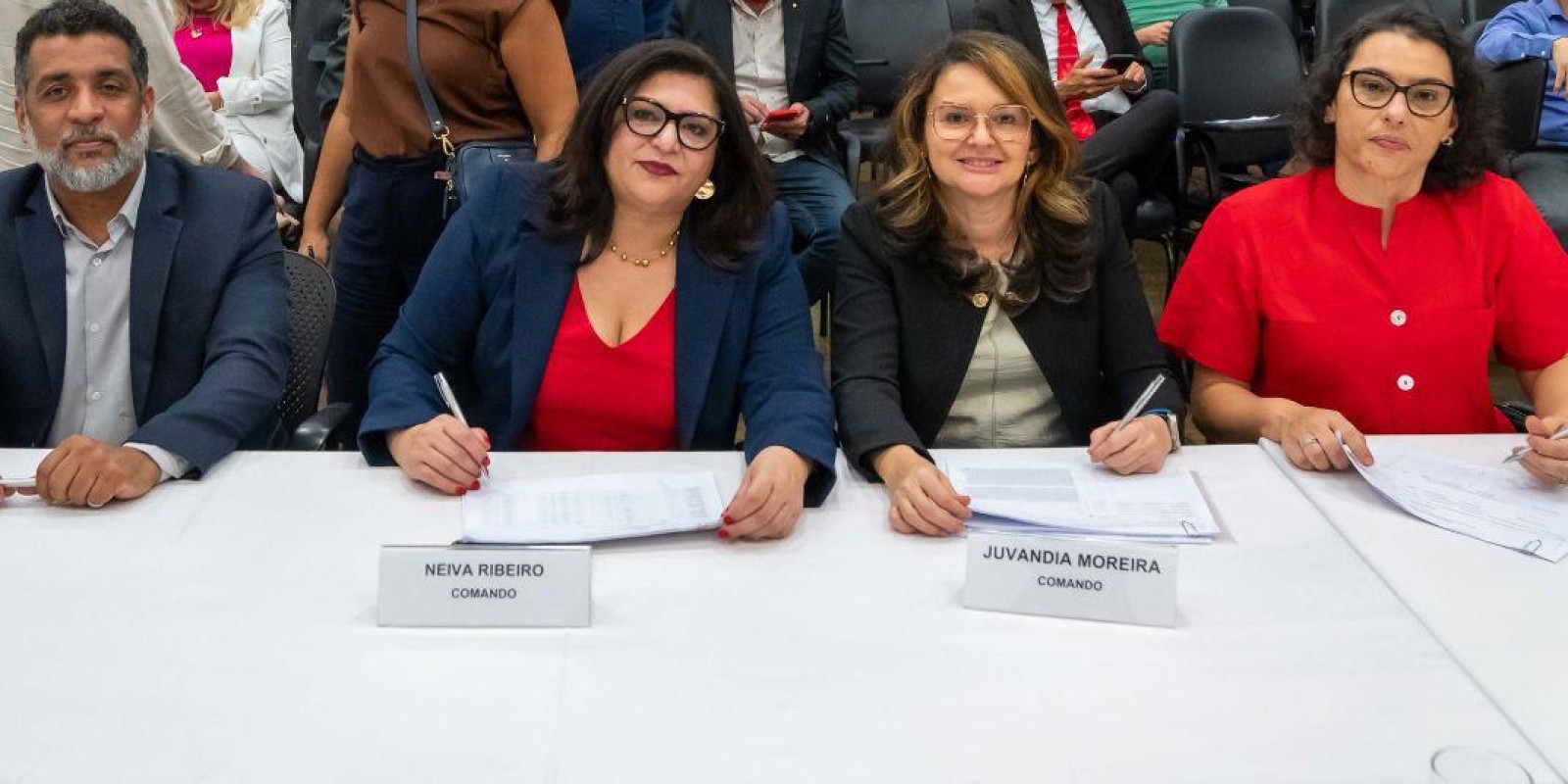 Trabalhadores assinam CCT e ACT do BB com vigência até 2026