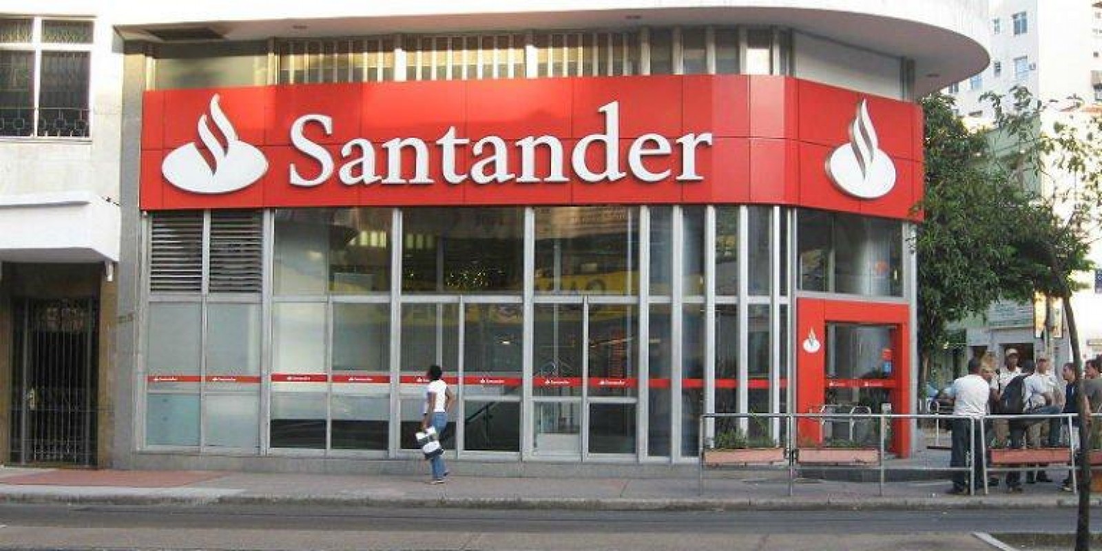 Santander é multado por infrações trabalhistas em Minas Gerais