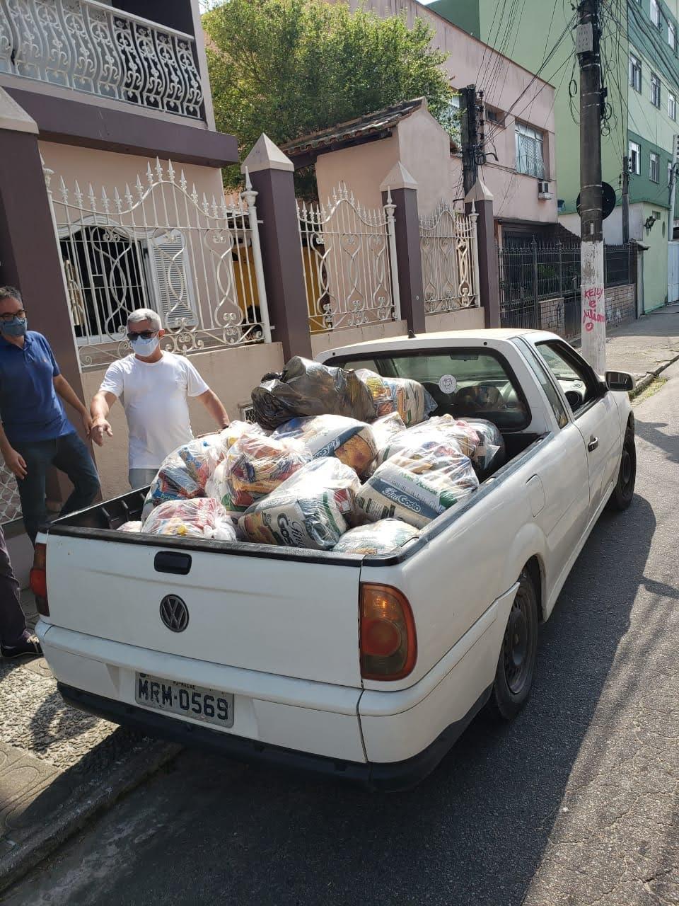 Bancários de Macaé-RJ entregam cestas básicas