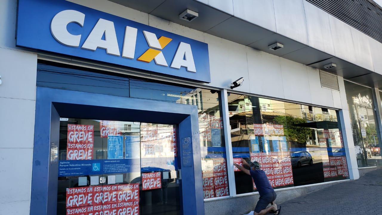 Empregados da Caixa aprovam estado de greve e paralisação ocorre na próxima terça-feira (27)