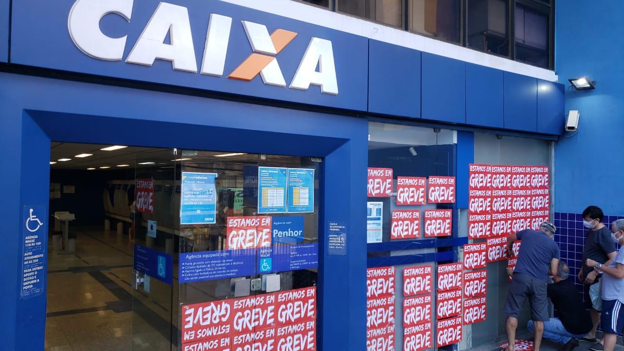 Empregados da Caixa aprovam estado de greve e paralisação ocorre na próxima terça-feira (27)