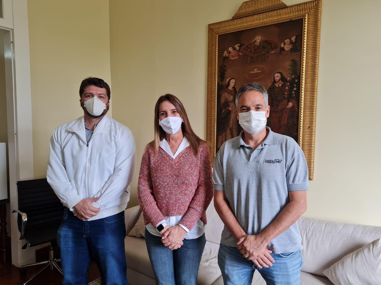 Prefeita de Quissamã recebe pessoalmente ofício solicitando a prioridade na vacinação para os bancários.