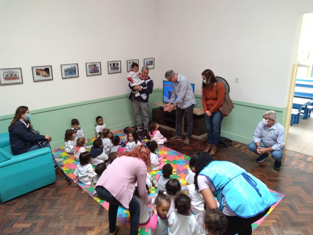 Sindicato entrega doações de leite em pó a Creche Lar de Maria