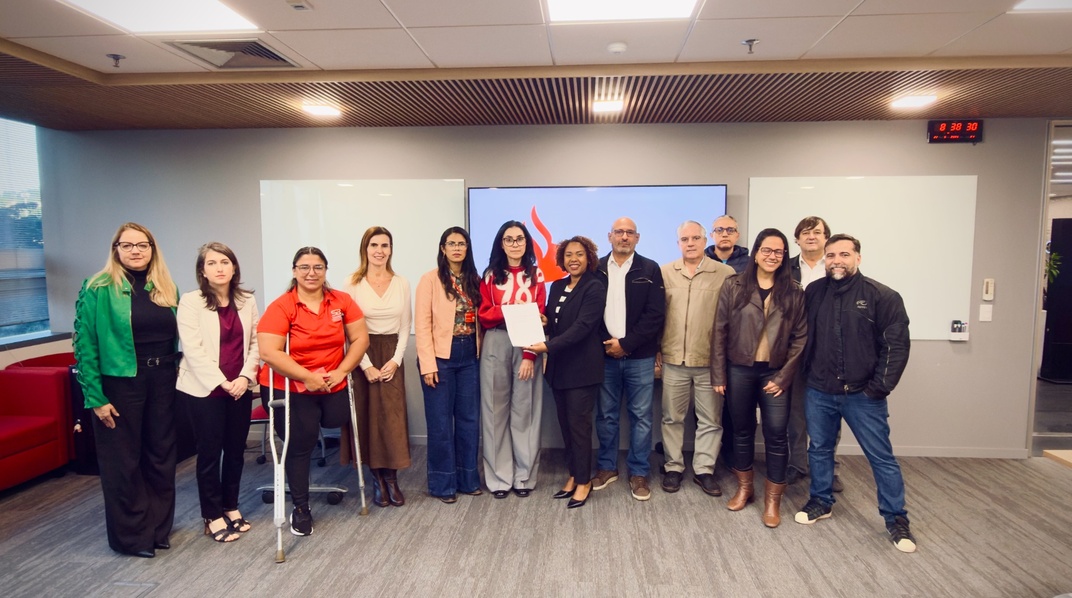 Representantes dos funcionários do Santander entregam minuta de reivindicações ao banco após encontro nacional